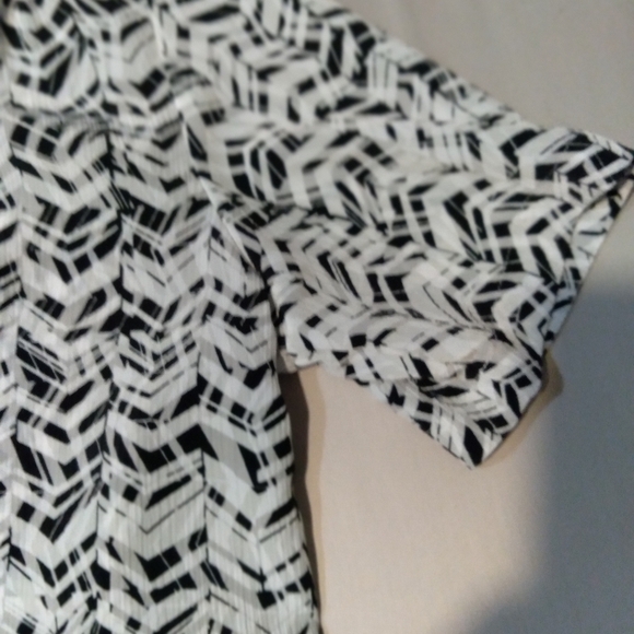 Donnkenny Ladies button down black and white print  blouse. Size petite medium. - Picture 3 of 5